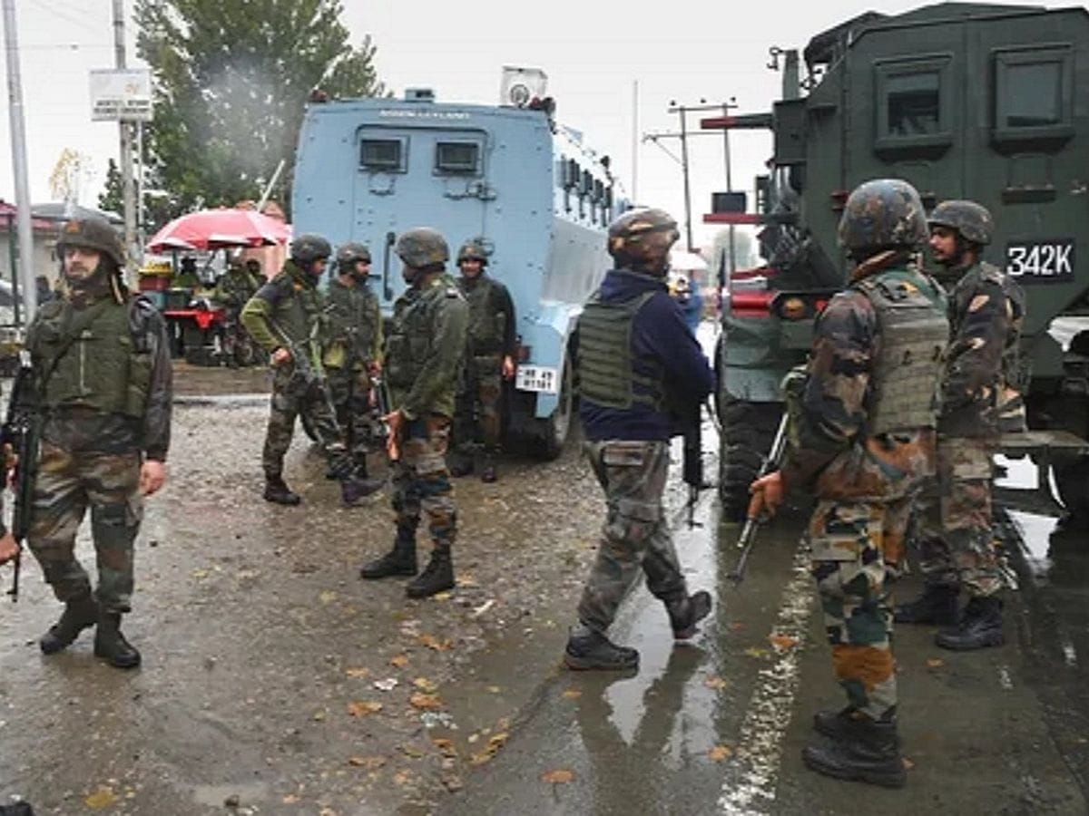 Jammu and Kashmir: Terrorists opened fire on Kashmiri Pandits, targeted 4 outsiders in 24 hours - Marathi News |  Terrorists shot a Kashmiri Pandit in South Kashmir's Shopian district.  know the news
