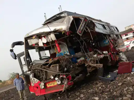 Bus driver lost control while trying to spit gutkha 4.webp