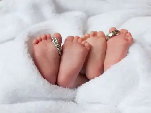 The distance between the birth of 2 twin girls did.webp