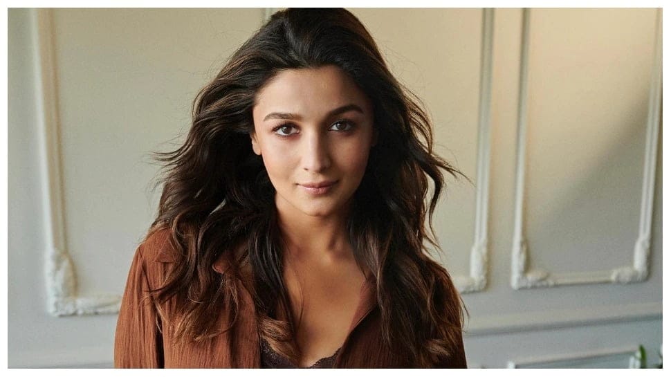 Alia flaunts her baby bump in her tight dress, see pic